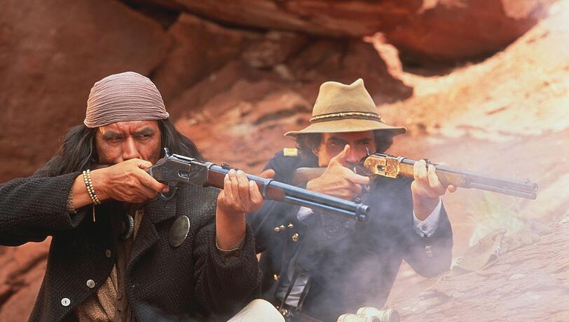 Apachen-Häuptling Geronimo (Wes Studi, links) wird von Lt. Charles Gatewood (Jason Patric) in seinem Kampf für Gerechtigkeit unterstützt. Apachen-Häuptling Geronimo (Wes Studi, links) wird von Lt. Charles Gatewood (Jason Patric) in seinem Kampf für Gerechtigkeit unterstützt.