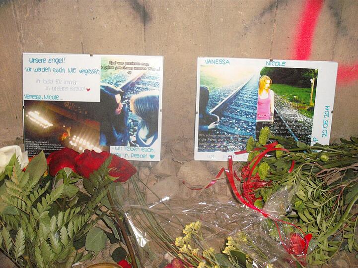 An der Unglücksstelle: Bilder von den beiden Opfern, Kerzen und Blumen.