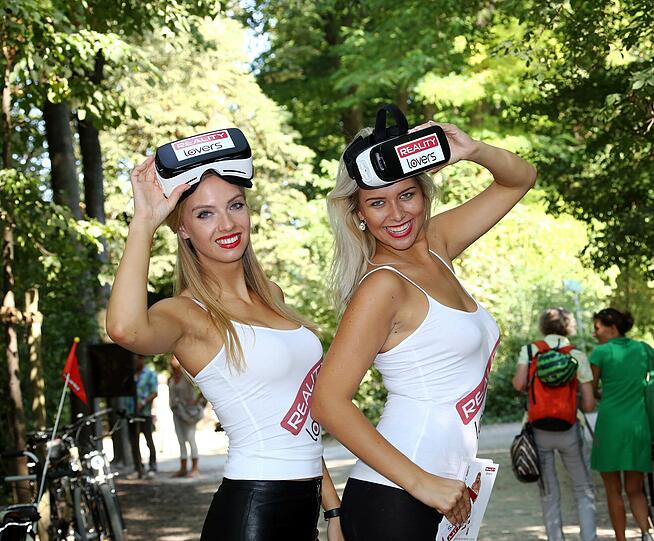 Die Bilder von der erotischen Virtual-Reality-Aktion am Eisbach