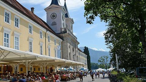 Das Herzogliche Bräustüberl am Tegernsee, direkt am Schlossplatz, führt Peter Hubert seit 15 Jahren. Doch nun sieht er sein Geschäft bedroht &ndash; vom Konzern Google und dessen Angaben.