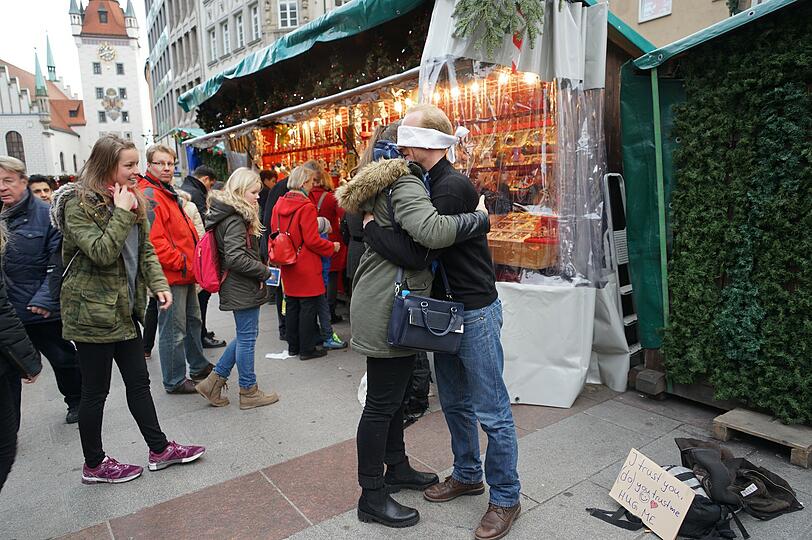 Der Tischler Tiemo bot am Marienplatz kostenlose Umarmungen an. Die Bilder.