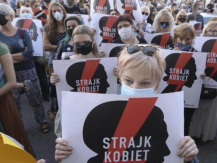 Zahlreiche Frauen in Warschau protestieren gegen die Pläne der Regierung, sich aus der Istanbul-Konvention zurückzuziehen.