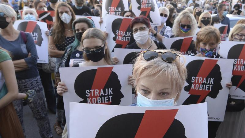 Zahlreiche Frauen in Warschau protestieren gegen die Pläne der Regierung, sich aus der Istanbul-Konvention zurückzuziehen. Zahlreiche Frauen in Warschau protestieren gegen die Pläne der Regierung, sich aus der Istanbul-Konvention zurückzuziehen.