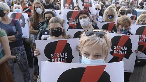Zahlreiche Frauen in Warschau protestieren gegen die Pläne der Regierung, sich aus der Istanbul-Konvention zurückzuziehen.
