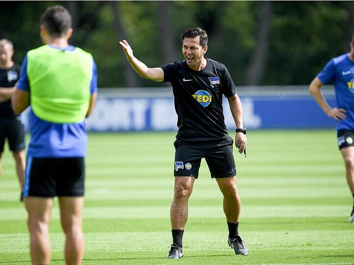 Ante Covic, Trainer des Fußballbundesligisten Hertha BSC, gestikuliert beim Training. Foto: Britta Pedersen/Archivbild