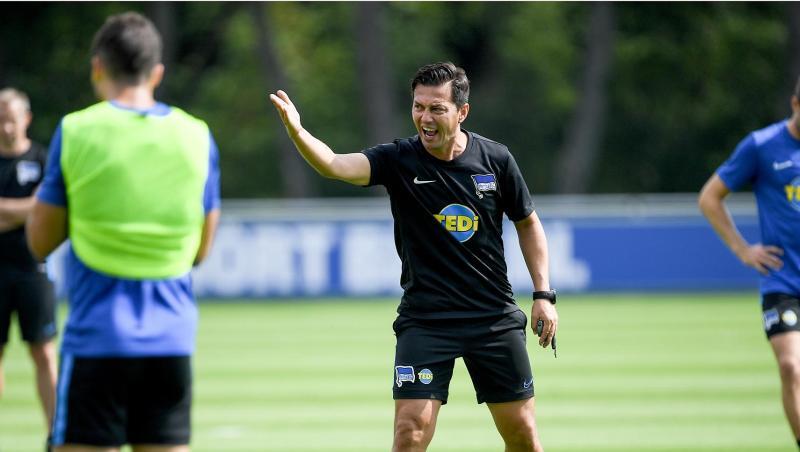 Ante Covic, Trainer des Fußballbundesligisten Hertha BSC, gestikuliert beim Training. Foto: Britta Pedersen/Archivbild Ante Covic, Trainer des Fußballbundesligisten Hertha BSC, gestikuliert beim Training. Foto: Britta Pedersen/Archivbild