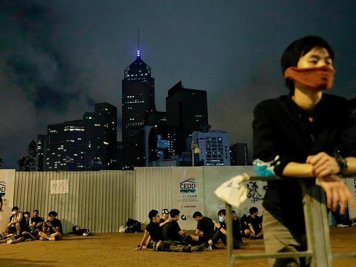 Trotz einer Ankündigung der Regierung, ein umstrittenes Gesetz zur Auslieferung mutmaßlicher Straftäter an China auf Eis zu legen, gehen die Proteste in der Finanzmetropole Hongkong weiter.