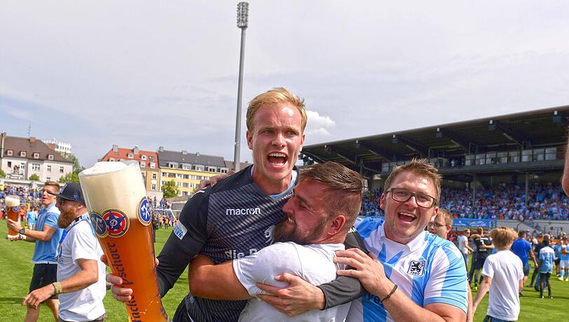Hendrik Bonmann feiert nach dem Aufstieg 2018 mit den Fans auf dem Rasen des Grünwalder Stadions. Hendrik Bonmann feiert nach dem Aufstieg 2018 mit den Fans auf dem Rasen des Grünwalder Stadions.