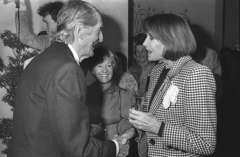 Verlegerin Anneliese Friedmann verabschiedet im Dezember 1986 Sigi Sommer.