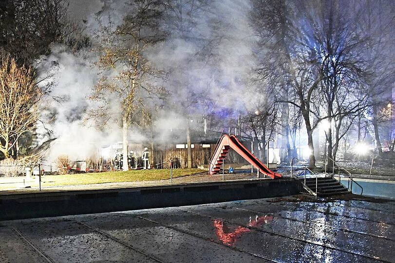 Ein Schuppen auf dem Gelände des Bad Georgenschwaige steht in Flammen.