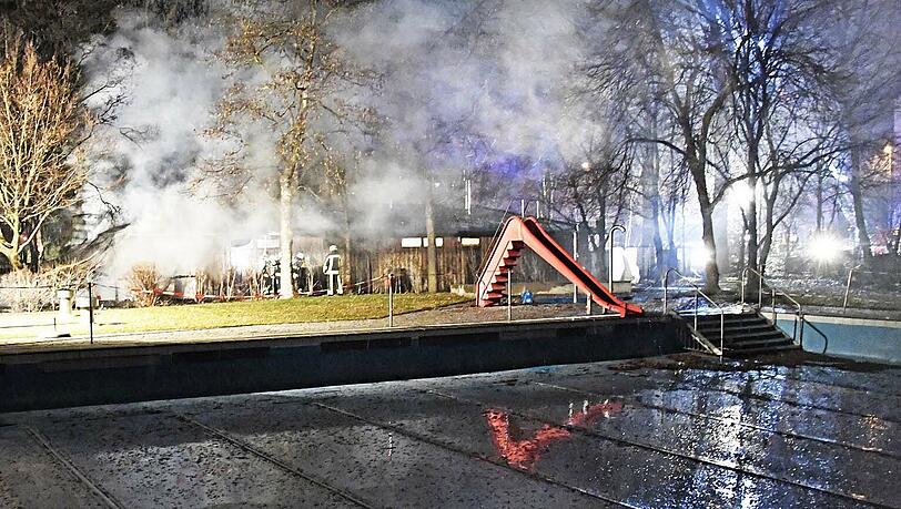 Ein Schuppen auf dem Gelände des Bad Georgenschwaige steht in Flammen. Ein Schuppen auf dem Gelände des Bad Georgenschwaige steht in Flammen.