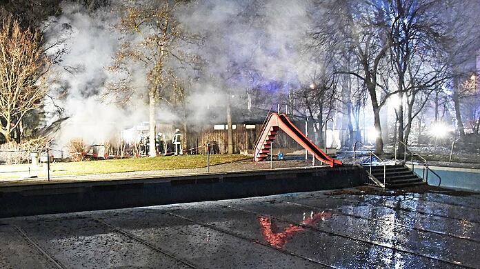 Ein Schuppen auf dem Gelände des Bad Georgenschwaige steht in Flammen.