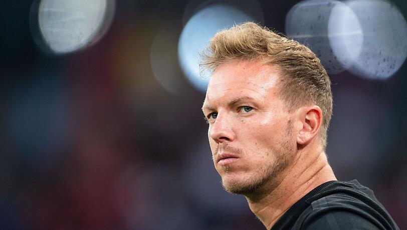 Bayerns Trainer Julian Nagelsmann blickt vor der Partie in die Runde.