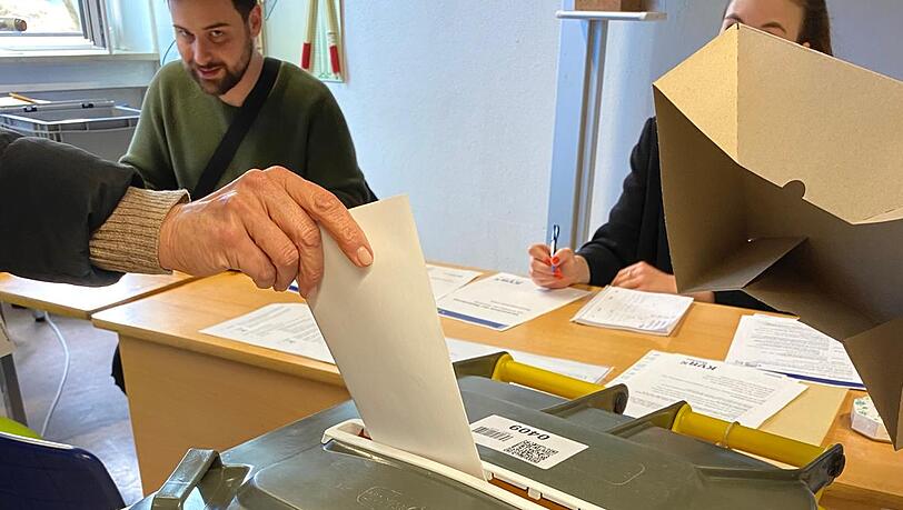 Stimmabgabe im  Schwabinger Sophie-Scholl-Gymnasium. Wahlhelfer schätzen, dass jetzt schon die Hälfte der hier erwarteten Wählerinnen und Wähler ihre zwei Kreuze gemacht haben.