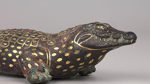 Eine Krokodilsstatuette aus schwarzem Kupfer mit Elektron-Tauschierung, Ägypten, Mittleres Reich,  um 1850 v. Chr.
