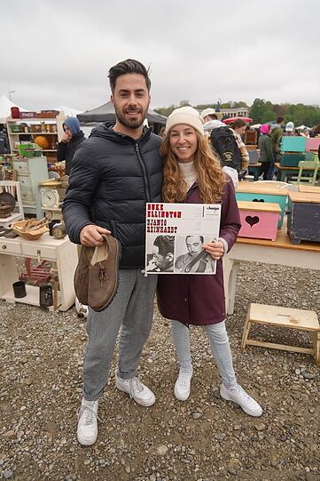Theo und Lisa haben Haferlschuhe für fünf Euro ergattert.