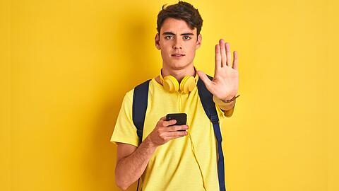 Leitlinien und App: Die EU-Kommission möchte Kinder und Jugendliche im Internet besser schützen.
