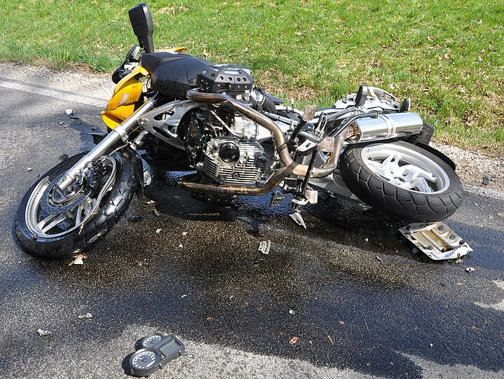 Unfall im Landkreis Mühldorf: Der Motorradfahrer erlitt schwerste Verletzungen.