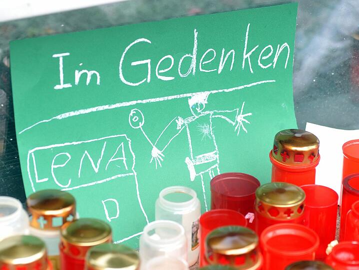 Eine Kinderzeichnung liegt am Montag in Augsburg (Schwaben) vor dem Polizeipräsidium: Viele trauern um Mathias V., den Polizisten, der in Augsburg erschossen wurde.