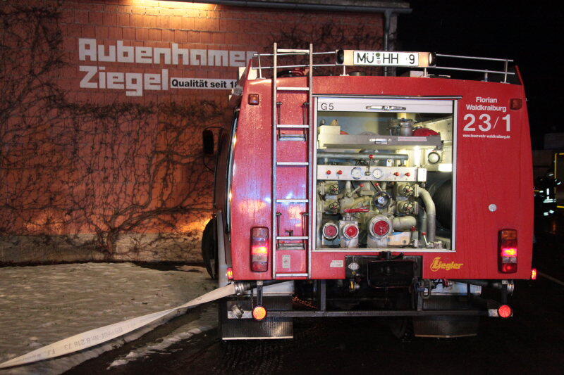 Im Landkreis Mühldorf ist in der Nacht von Mittwoch auf Donnerstag der Dachstuhl eines Ziegelwerks in Aubenham bei Obergkirchen ausgebrannt. Die Ermittlungen zur Brandursache laufen noch.