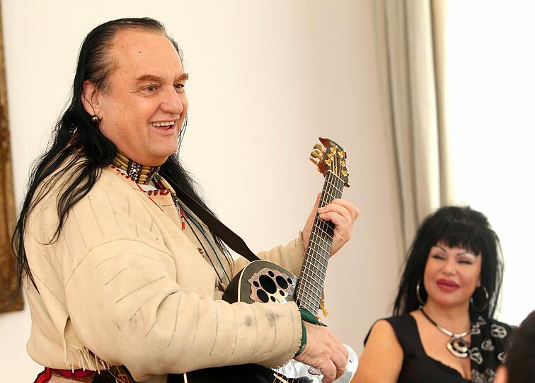 Bilder von Isarindianer Willy Michl und seiner Cora.