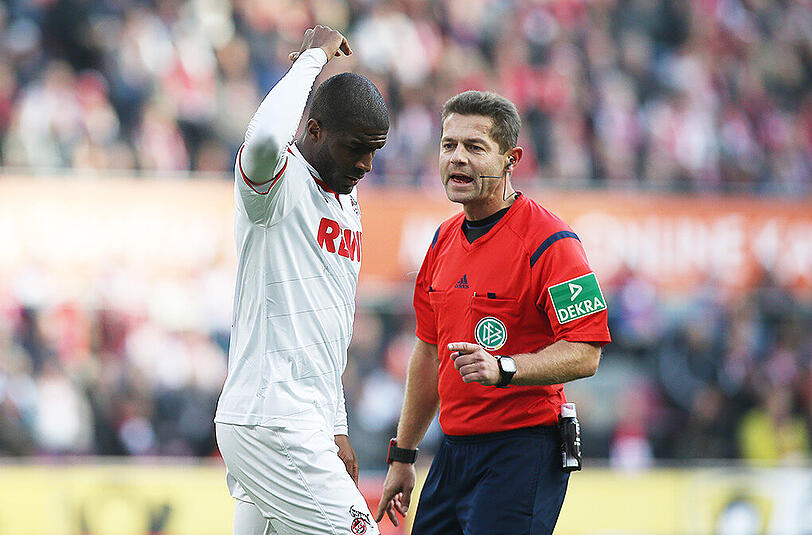 Der Kölner Anthony Modeste macht seiner Unzufriedenheit Luft - rechts Schiedsrichter Schiedsrichter Günter Perl.