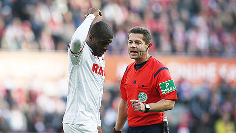 Der Kölner Anthony Modeste macht seiner Unzufriedenheit Luft - rechts Schiedsrichter Schiedsrichter Günter Perl.