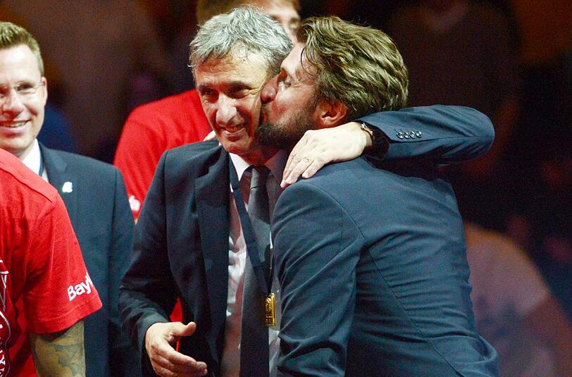 Inniges Verhältnis: Marko Pesic  und Vater Svetislav , für den nun Sasa Djordjevic  als Bayern-Coach übernimmt.