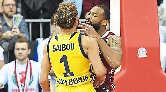 Intensives Duell: Bayerns Redding (r.) gegen Berlins Saibou.