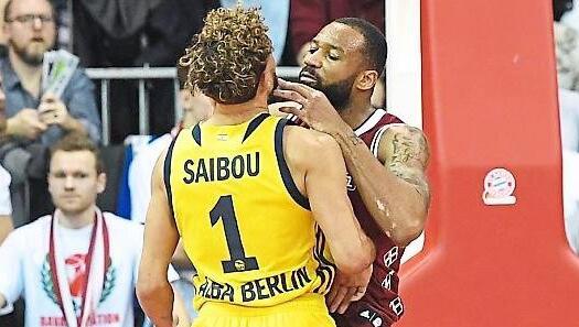 Intensives Duell: Bayerns Redding (r.) gegen Berlins Saibou. Intensives Duell: Bayerns Redding (r.) gegen Berlins Saibou.