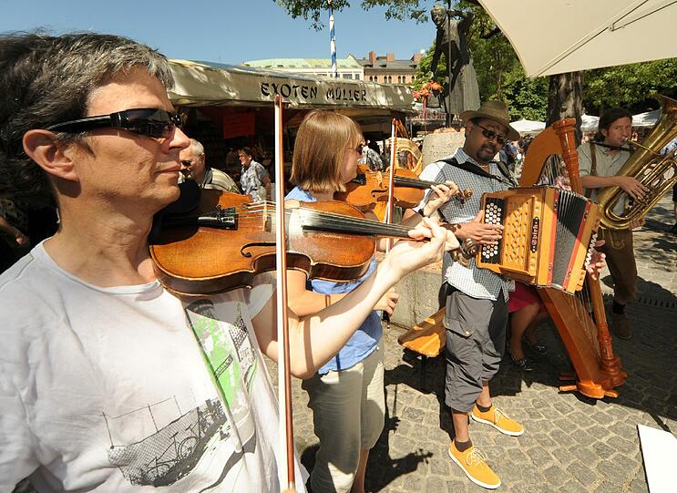Impressionen vom  dritten Brunnenfest am Viktualienmarkt: Viel Musik, alte Kostüme, ein Tänzchen in Ehren und staunende Besucher.