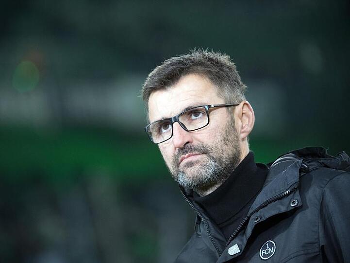 Michael Köllner, Trainer des FC Nürnberg, steht an der Seitenlinie. Foto: Federico Gambarini/Archiv