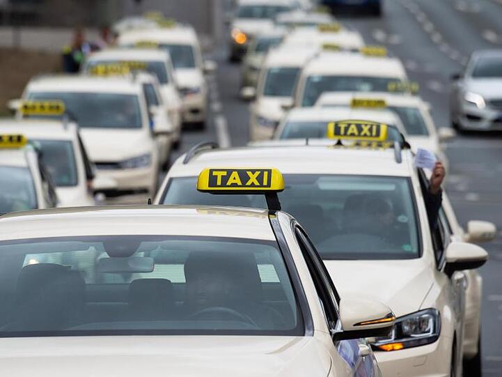 Taxifahrer protestieren im Konvoi durch die Innenstadt von Kassel - gegen neue Konkurrenz im Geschäft der Personenbeförderung.