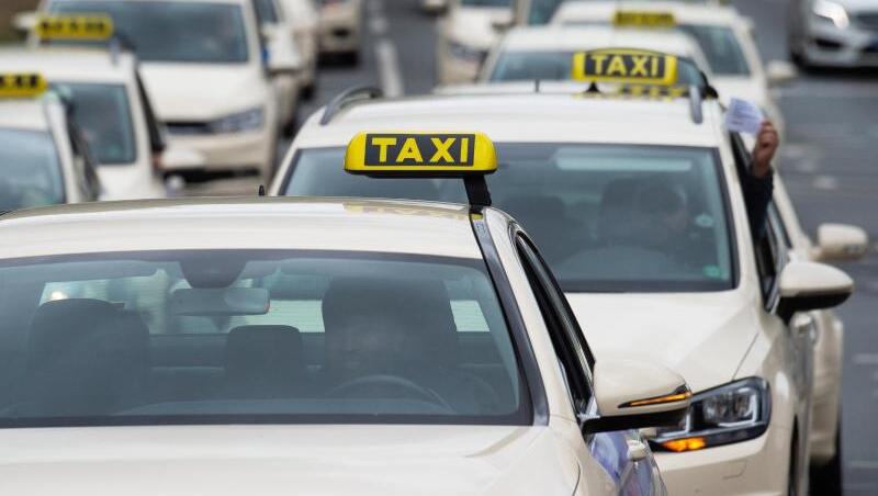 Taxifahrer protestieren im Konvoi durch die Innenstadt von Kassel - gegen neue Konkurrenz im Geschäft der Personenbeförderung. Taxifahrer protestieren im Konvoi durch die Innenstadt von Kassel - gegen neue Konkurrenz im Geschäft der Personenbeförderung.