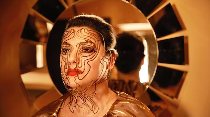 Da Anna Netrebko ja gerade eine Art Biografie in Form eines Kochbuchs herausgebracht hat, könnte man den Gesichtsschmuck des PR-Fotos für ihr neues Album glatt für vergoldete Nudeln halten.