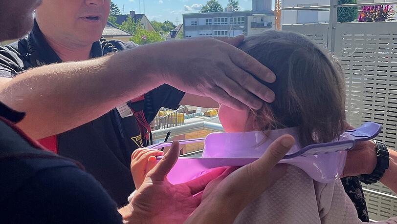 Die Feuerwehr musste Nina (2) vom Klodeckelaufsatz befreien.