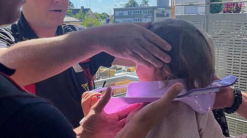 Die Feuerwehr musste Nina (2) vom Klodeckelaufsatz befreien.