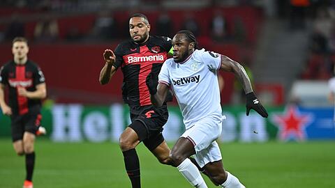 Leverkusens Jonathan Tah (l) im Laufduell mit Michail Antonio von West Ham.