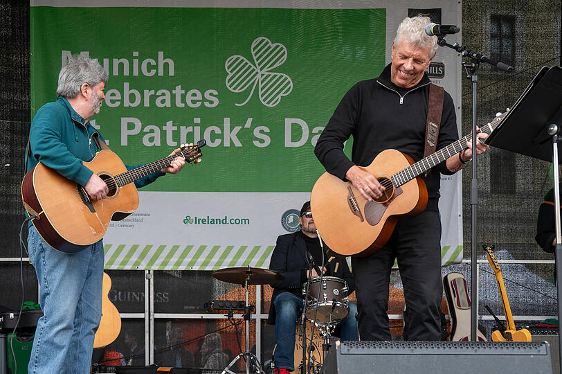 Auftritt mit der Paul Daly Band: Münchens OB Dieter Reiter steht auch 2025 wieder beim St. Patrick's Day auf der Bühne.