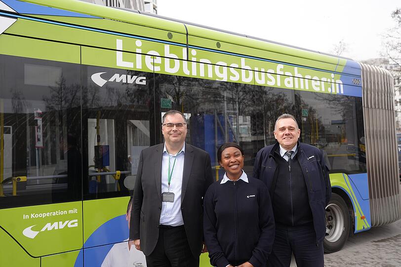 Die Busfahrer Geraldine Ojukwu Uzonwanne und Thomas Bachert mit MVG-Chef Ingo Wortmann (links).