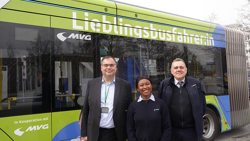 Die Busfahrer Geraldine Ojukwu Uzonwanne und Thomas Bachert mit MVG-Chef Ingo Wortmann (links).