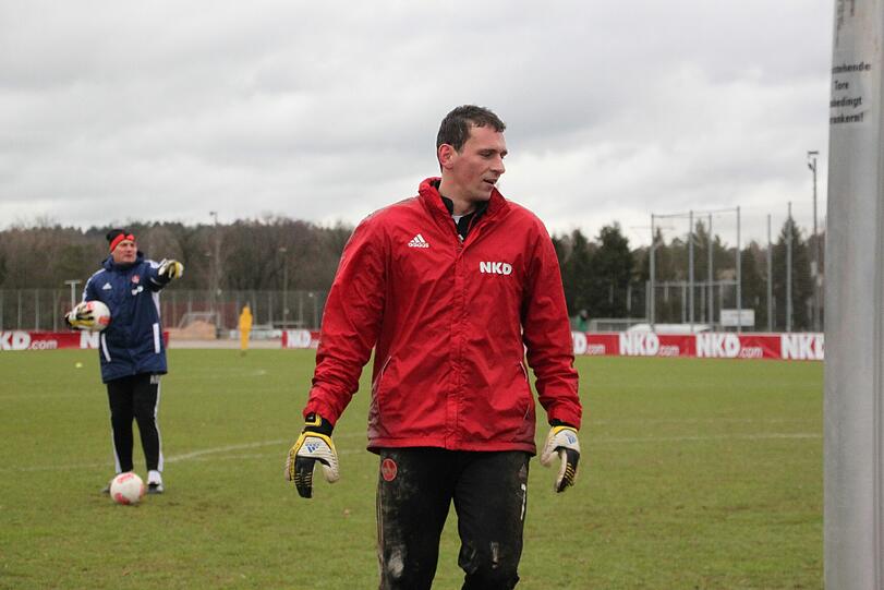 Währenddessen heizt Torwartrainer Adam Matysek die Keeper Raphael Schäfer und Stephan Alexander auf.