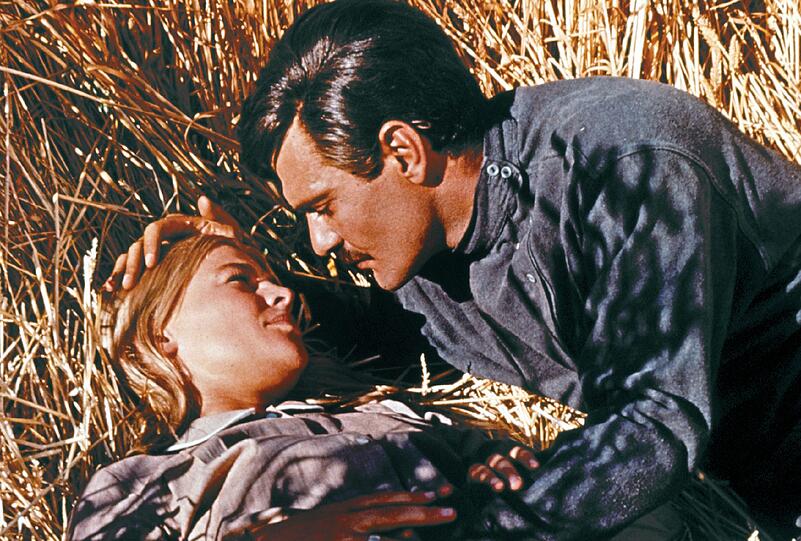 Zärtliche Liebe in Zeiten der Russischen Revolution: Dr. Schiwago (Omar Sharif) und Lara (Julie Christie). Zu Gedenken an den verstorbenen Sharif zeigt der Mathäser Filmpalast den Klassiker &bdquo;Doktor Schiwago&ldquo;.