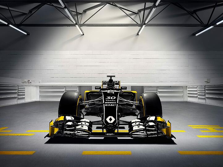 Der Renault RS 16 ist - auch das war eine Überraschung - fast komplett in Schwarz gehalten. Das charakteristische Gelb ist lediglich auf den Seitenkästen und an Front- und Heckflügel zu finden. Bis zum Saisonstart kann und soll sich das farbliche Erscheinungsbild allerdings noch ändern.