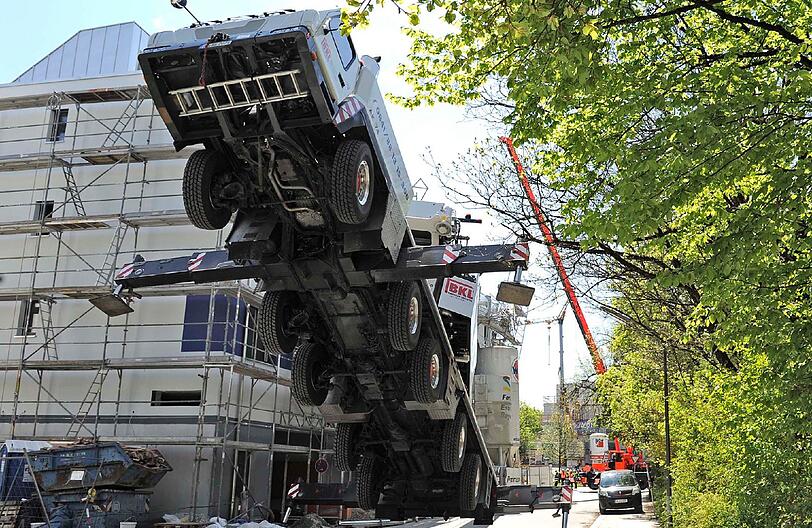 27. April: Ein 60 Tonnen schwerer Autokran in der Kreillerstraße gerät arg aus dem Gleichgewicht, als er Paletten mit Steinen aufheben soll.