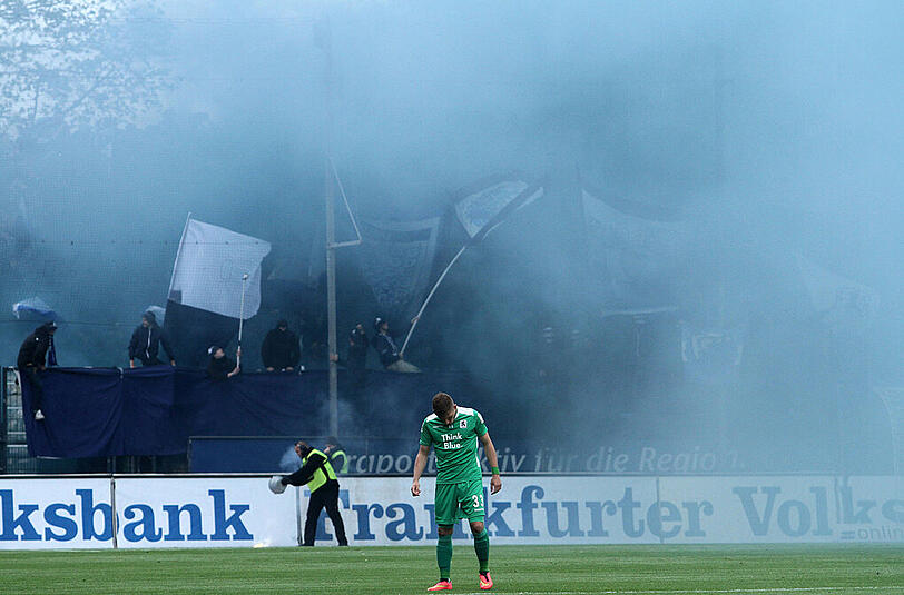 Böller, Rauch, vermummte Fans: Schon wieder Pyro-Ärger beim TSV 1860 München. Die Bilder vom Bornheimer Hang in Frankfurt.