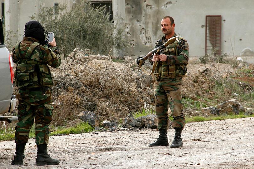 Das syrische Regime bereitet in der umkämpften Stadt Aleppo einen massiven Gegenschlag vor. Die mit Machthaber Baschar al-Assad verbündete libanesische Schiitenmiliz Hisbollah sowie schiitische Verbände aus dem Irak schickten dazu Verstärkung nach Aleppo. Foto: Str