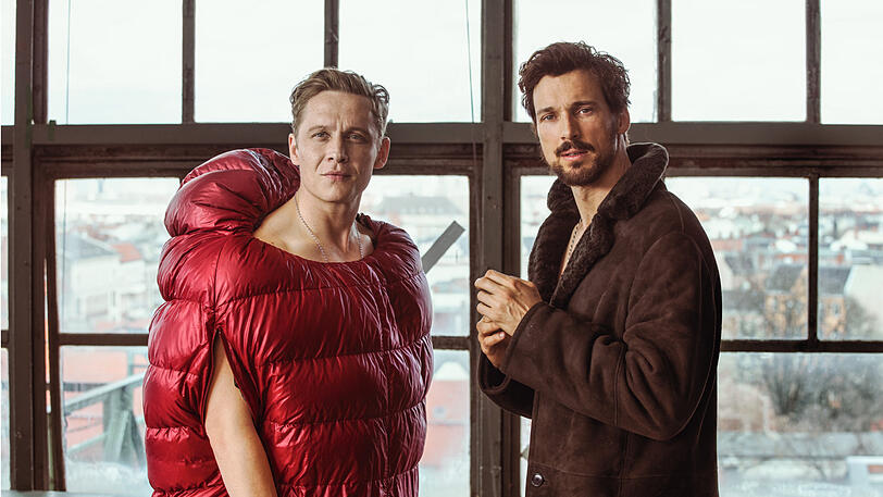 100 Dinge &ndash; aber was nehmen wir zuerst? Toni (Matthias Schweighöfer, l.) den Schlafsack, Paul (Florian David Fitz) greift zum Mantel.