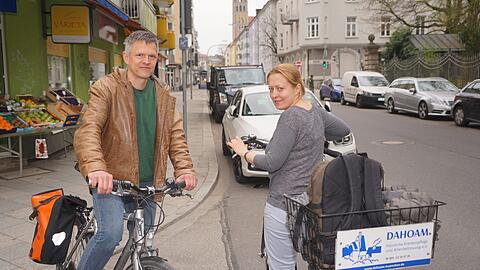 Mit dem Radl durch die Auenstraße zu den Patientinnen und Patienten: Die beiden Gesundheits- und Krankenpfleger Michael Haedecke (50) und Daria Macioch (42) sind hochmobil für Dahoam im Einsatz.