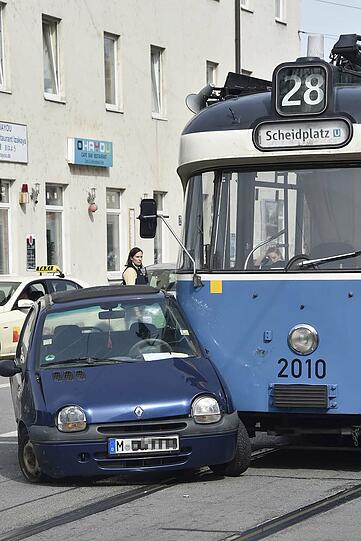 Die Tram erwischte den Twingo und schleifte ihn ein kurzes Stück mit.